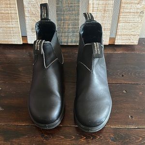 Blundstone black leather Chelsea boots